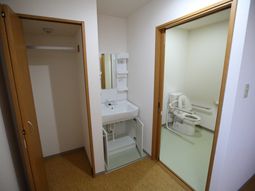 清潔な洗面台とトイレ