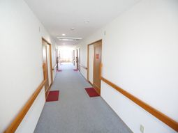 明るい廊下の風景