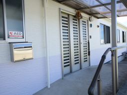 入口付近の清潔な外観