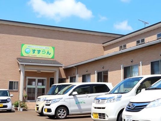 施設の外観と駐車場  