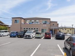 明るい日差しの施設外観