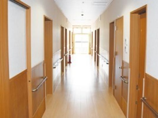 手すり付きの明るい廊下