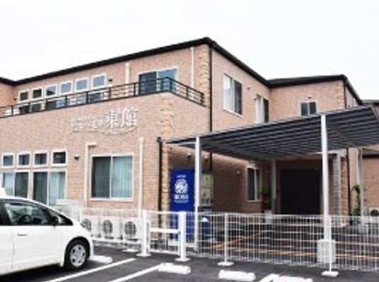 明るい建物のエントランス