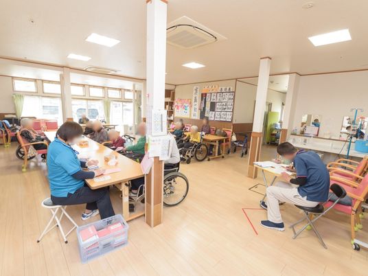 活気ある共有スペース