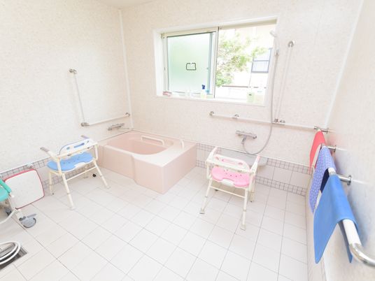 バリアフリー設計の浴室