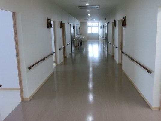 手すり付き廊下  