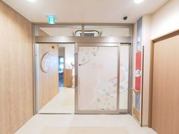 幅広の入り口の廊下