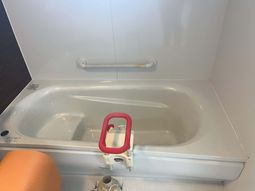 快適な浴槽の浴室