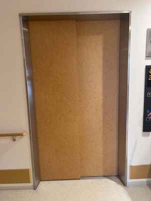 扉が閉まったエレベーター
