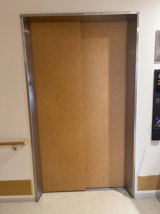 扉が閉まったエレベーター