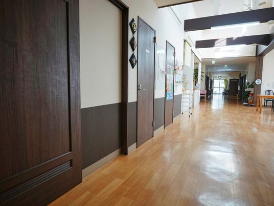明るい廊下の風景