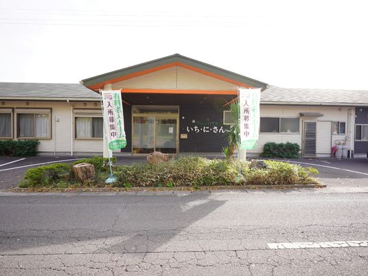 施設のエントランスと外観