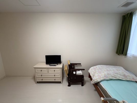 テレビ付きの居室  