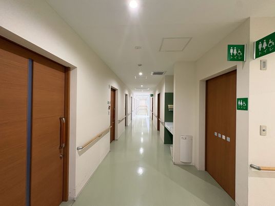 明るい廊下のトイレ案内  