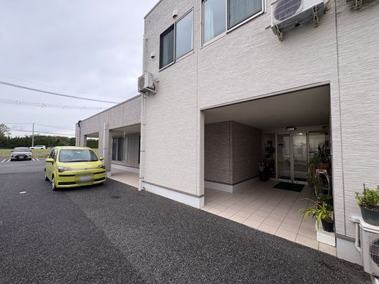 建物正面の出入口  