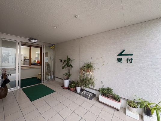 植物が並ぶ受付前  