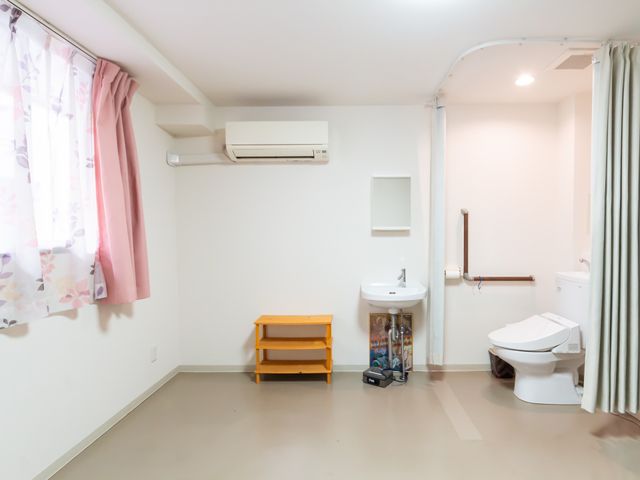 清潔なトイレ空間 トイレ 自然光が差し込む清潔感あるスペースです。広々とした設備で安心しながら利用できます。