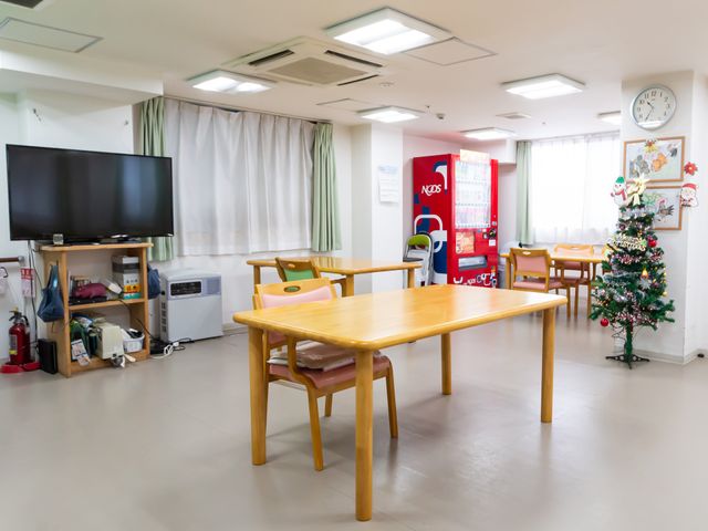 明るい共用スペース ラウンジ 自然光が差し込む明るいスペースです。くつろぎながらテレビ鑑賞が楽しめます。