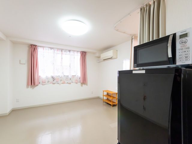 使いやすい居室 居室 明るい光が差し込む部屋で、快適に過ごせます。収納や家電も充実しており、働きやすい環境です。