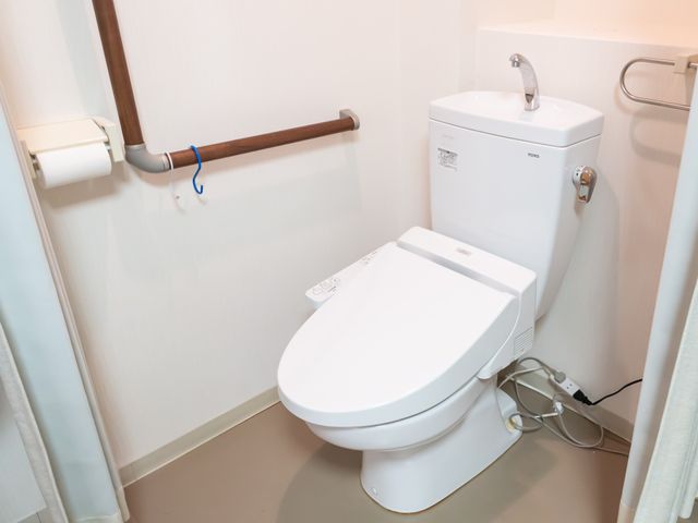 清潔で安全なトイレ トイレ 手すりが設置されており、安全に配慮したトイレです。快適に利用できる工夫がなされています。