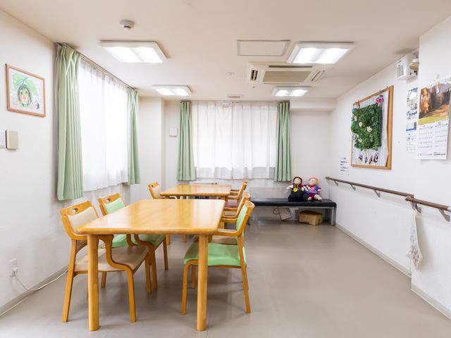 明るい空間の部屋 リビング 陽光が差し込むリラックスできるリビングです。椅子に座りながら交流を楽しめます。