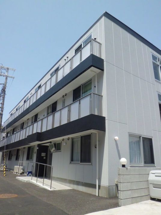 明るく開放的な施設の外観
