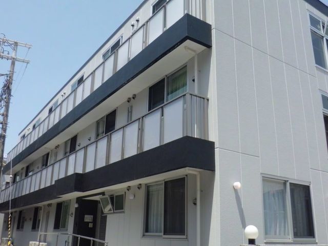 明るく開放的な施設の外観 外観 当施設は開放感溢れる建物で、働きやすい環境を提供しています。ゆとりのある空間でのお仕事をお探しではありませんか？