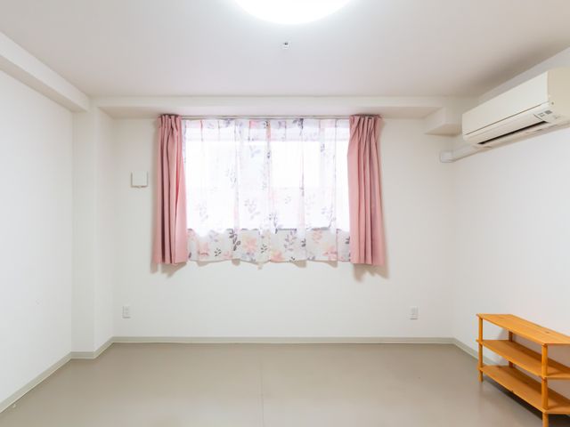 明るい居室 居室 自然光がたっぷり入る明るい部屋です。エアコン完備で快適な環境が整っています。