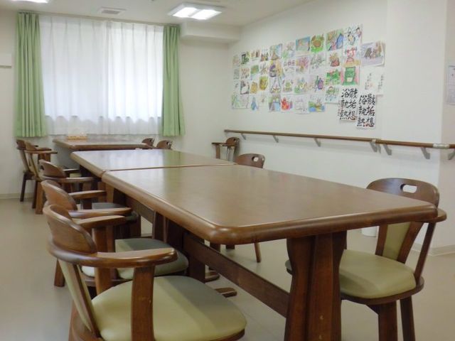 広々とした食堂エリア ダイニングルーム 明るく清潔感のあるダイニングスペースで、利用者様の食事時間をサポートしませんか。