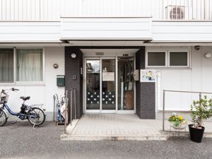 広い出入口の施設外観