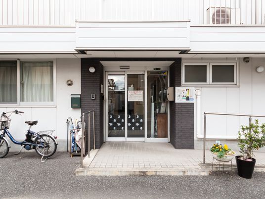 広い出入口の施設外観