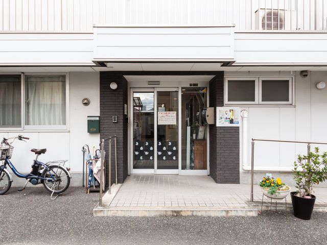 広い出入口の施設外観 外観 入口は広々としており、車椅子の方も安心してご利用いただけます。施設の雰囲気が外からも感じられます。