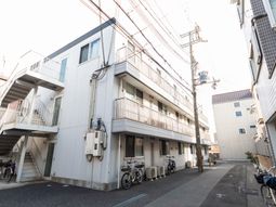 自転車が置かれた建物外観