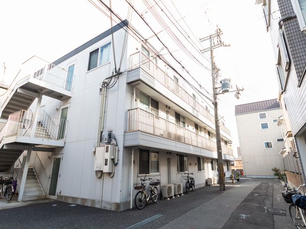 自転車が置かれた建物外観