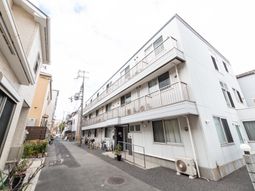 三階建ての建物外観