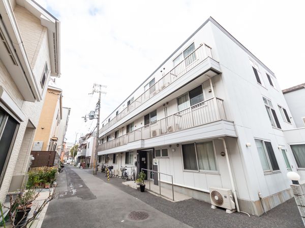 三階建ての建物外観