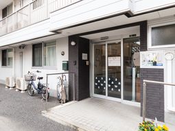 入口前の外観