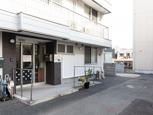 親しみやすい入口 エントランス フレンドリーな雰囲気を持つエントランスは、スタッフが働きやすい環境を提供します。