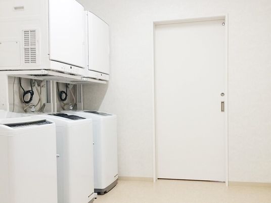 洗濯機と乾燥機の並ぶ部屋