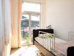 明るい居室の様子