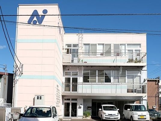 明るい外観の建物