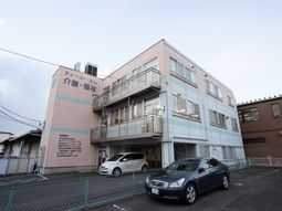 ピンクの建物の外観