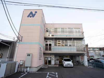 ピンクの壁の建物外観