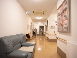 廊下にソファと絵画