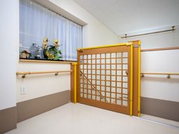 和風の柵のある廊下