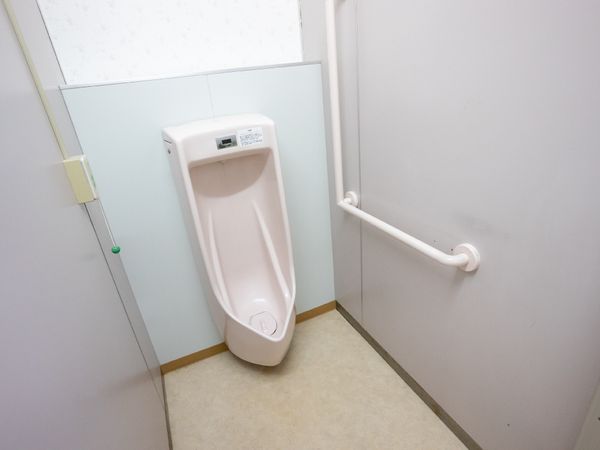 清潔な男性用トイレ