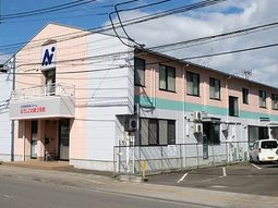 ピンクの建物エントランス