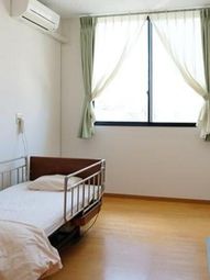 明るい一人用居室