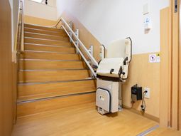 階段昇降機設置された廊下