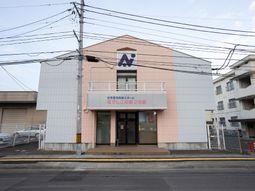 ピンクの建物外観